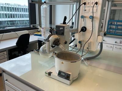 Immagine panoramica di Büchi Rotavapor R-200 rotary evaporator with heating bath